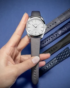 Graues Armband aus technischem Satin mit Dornschließe