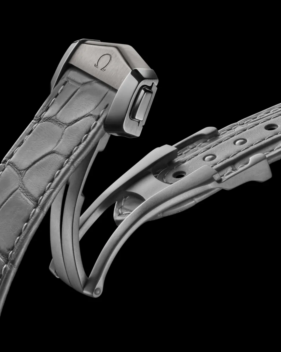 44,25 mm, Graue Keramik mit Lederarmband mit Faltschließe