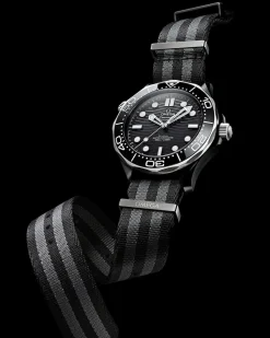 43,5 mm, Schwarze Keramik mit NATO‑Armband