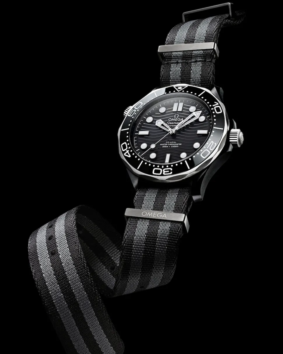 43,5 mm, Schwarze Keramik mit NATO‑Armband