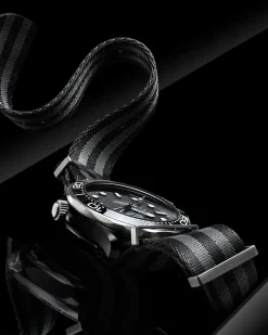 43,5 mm, Schwarze Keramik mit NATO‑Armband