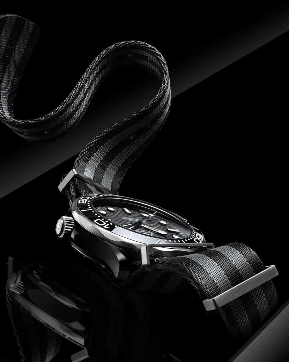 43,5 mm, Schwarze Keramik mit NATO‑Armband